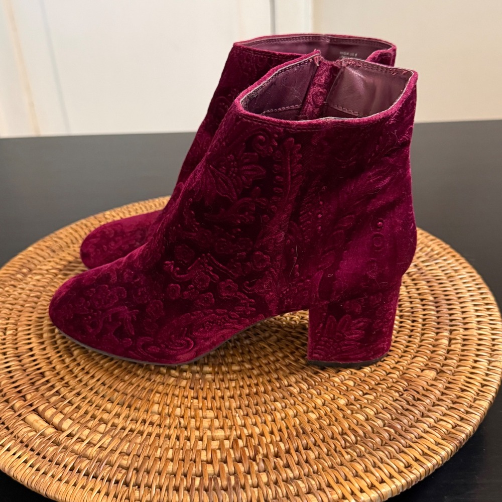 Zigi soho womens Burgundy Velvet Paisley Embossed Block Heel Ankle Boots Size 8